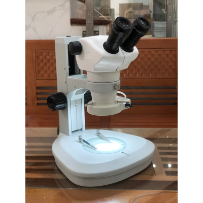 Kinh hien vi soi noi de den rong 2 mat SZM7045-B3 (hình 3).jpg